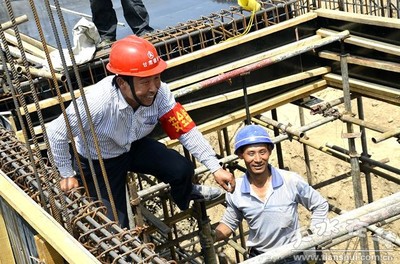 天水在線專訪天水商貿城的建設者:木工班班長(圖)